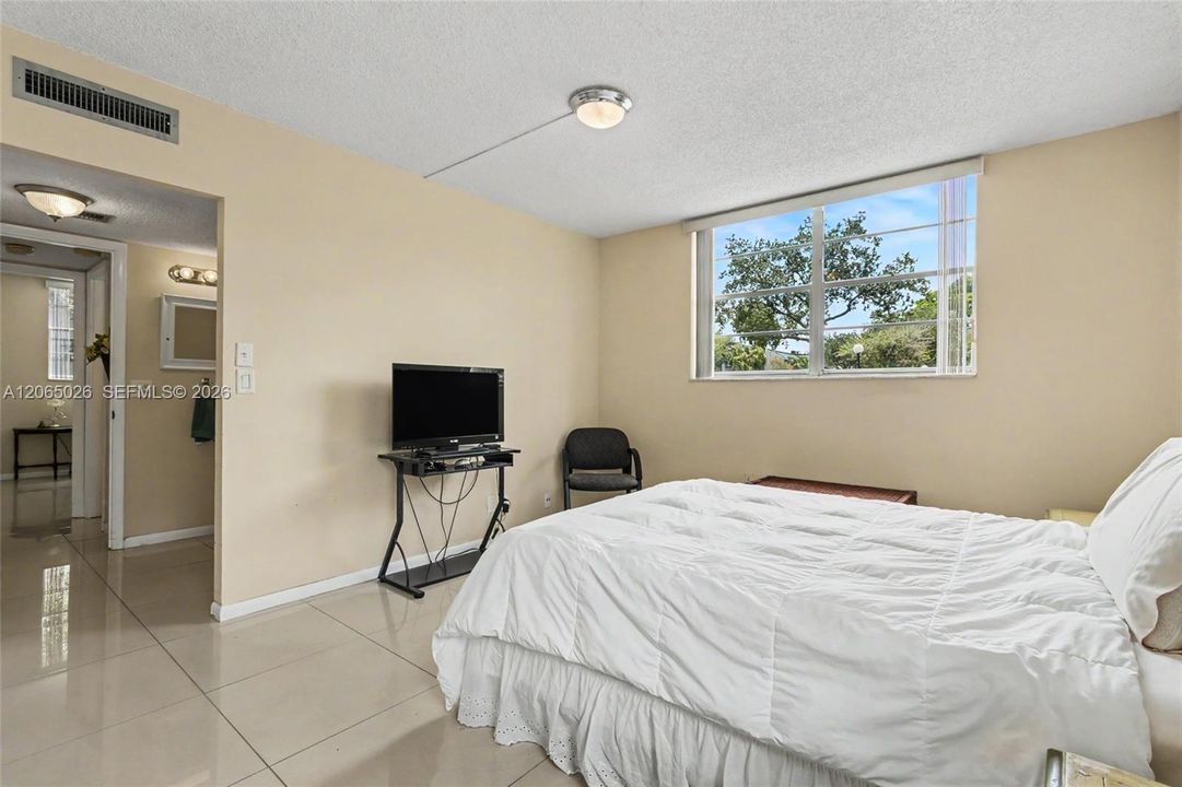 For Sale: $79,900 (2 beds, 2 baths, 958 Square Feet)
