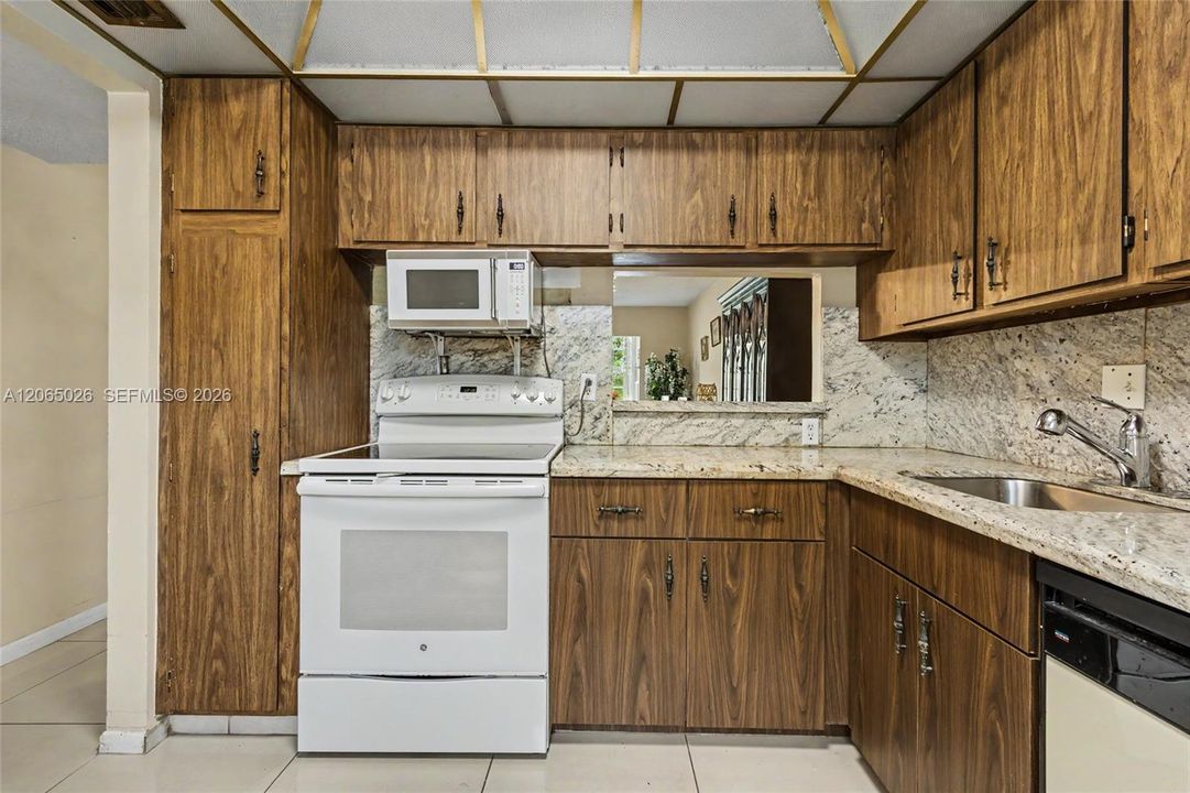 For Sale: $79,900 (2 beds, 2 baths, 958 Square Feet)