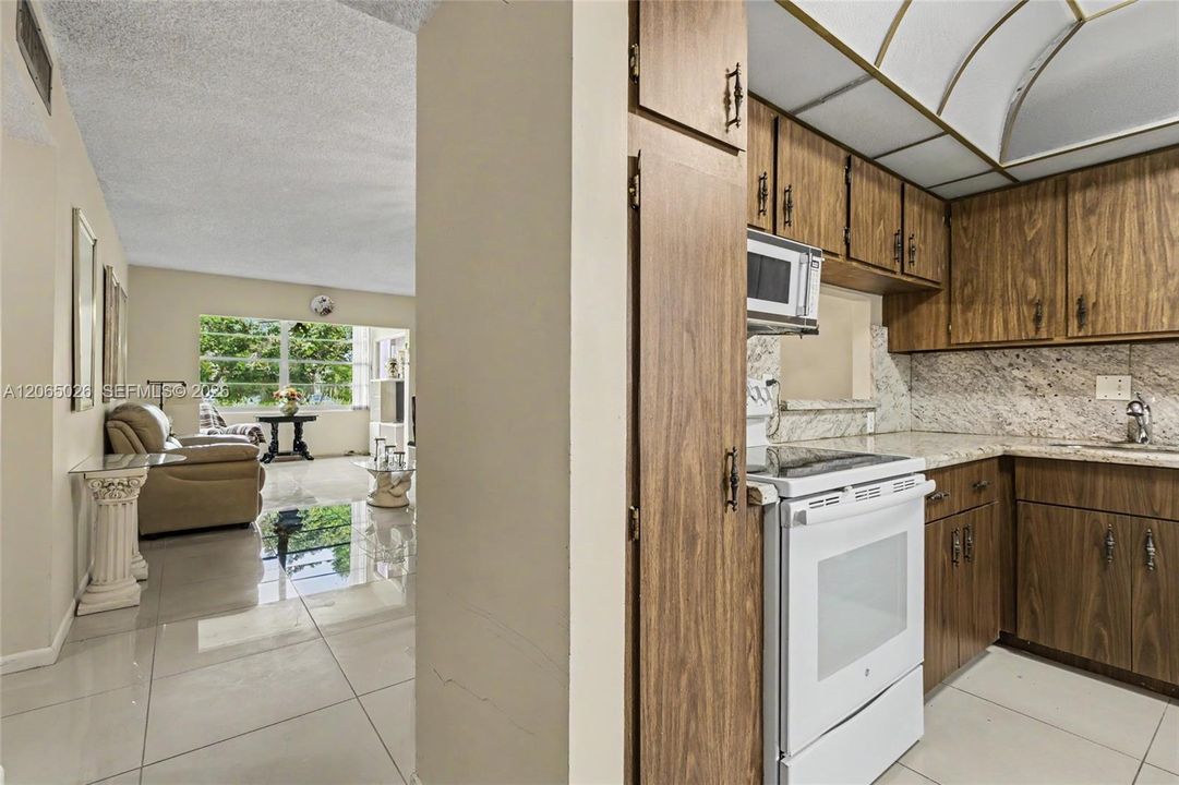 For Sale: $79,900 (2 beds, 2 baths, 958 Square Feet)