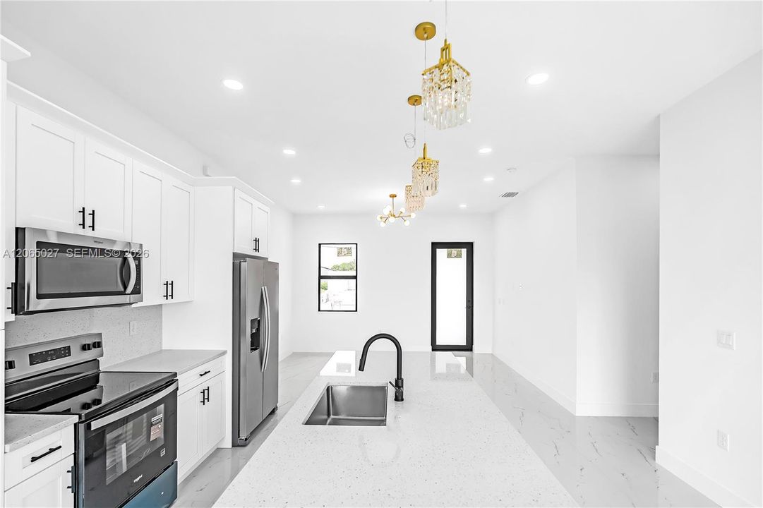 For Sale: $269,999 (3 beds, 3 baths, 1057 Square Feet)