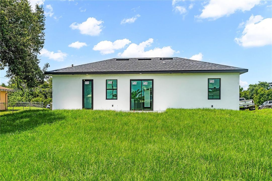 For Sale: $269,999 (3 beds, 3 baths, 1057 Square Feet)