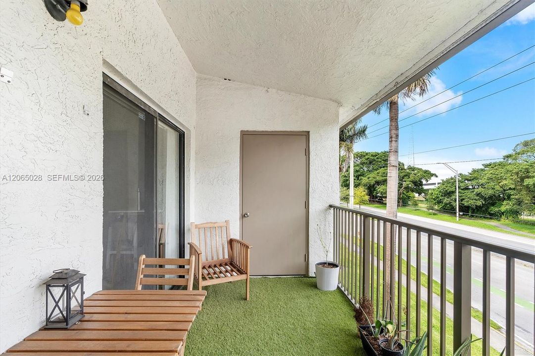 For Sale: $219,000 (1 beds, 1 baths, 841 Square Feet)