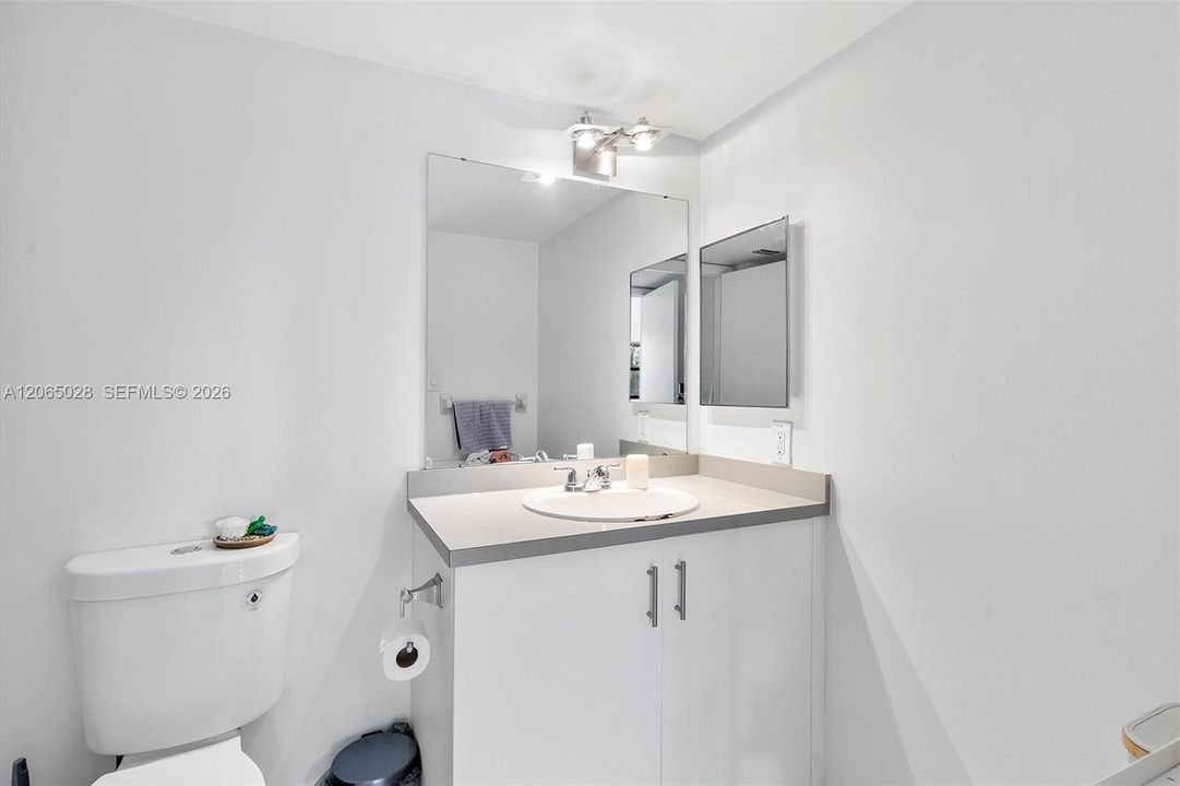 For Sale: $219,000 (1 beds, 1 baths, 841 Square Feet)