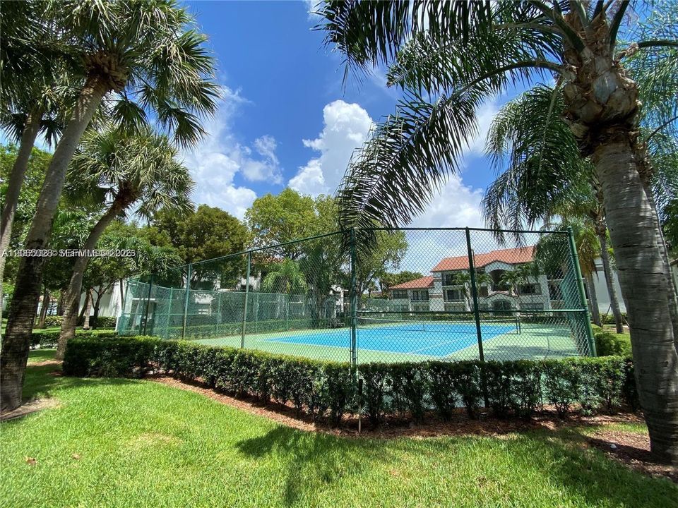 For Sale: $219,000 (1 beds, 1 baths, 841 Square Feet)