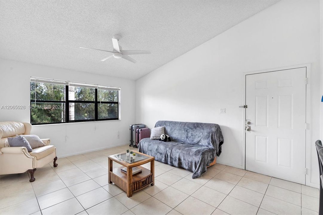 For Sale: $219,000 (1 beds, 1 baths, 841 Square Feet)