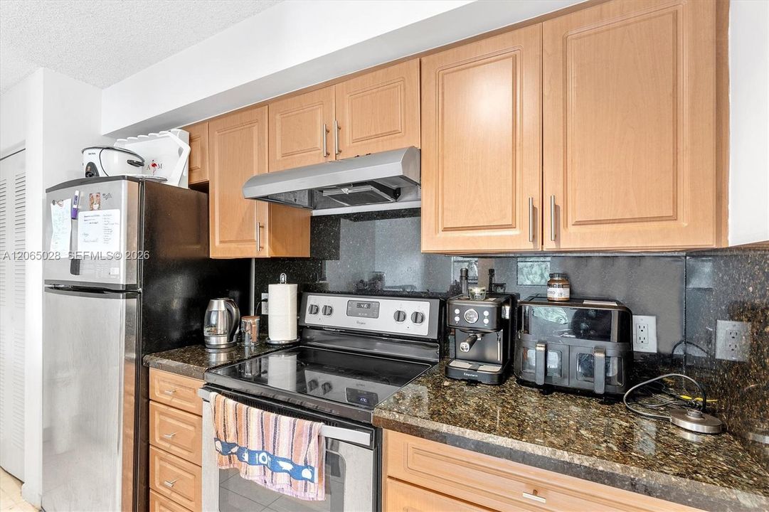 For Sale: $219,000 (1 beds, 1 baths, 841 Square Feet)