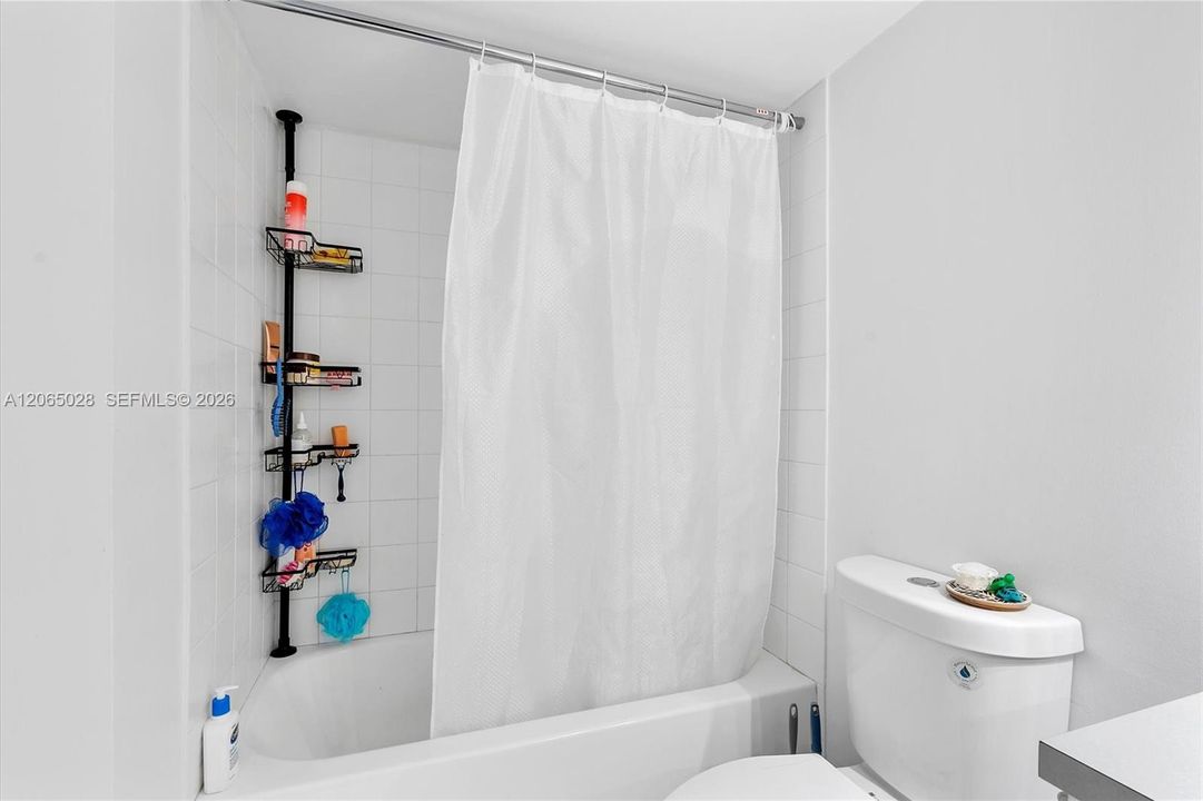 For Sale: $219,000 (1 beds, 1 baths, 841 Square Feet)