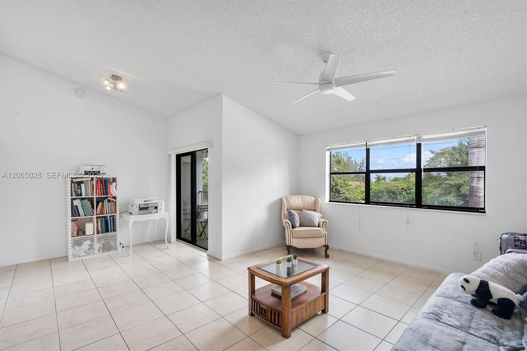 For Sale: $219,000 (1 beds, 1 baths, 841 Square Feet)