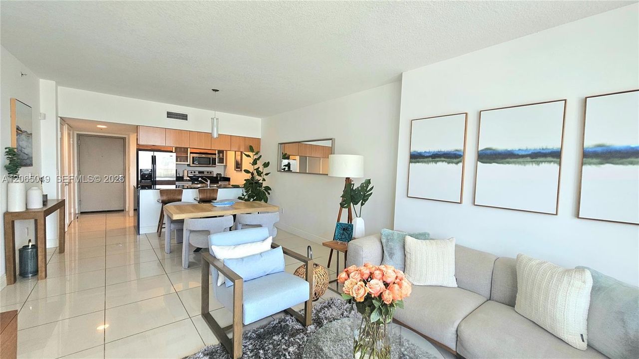 For Sale: $335,000 (1 beds, 1 baths, 821 Square Feet)