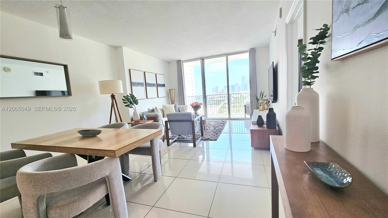 For Sale: $335,000 (1 beds, 1 baths, 821 Square Feet)