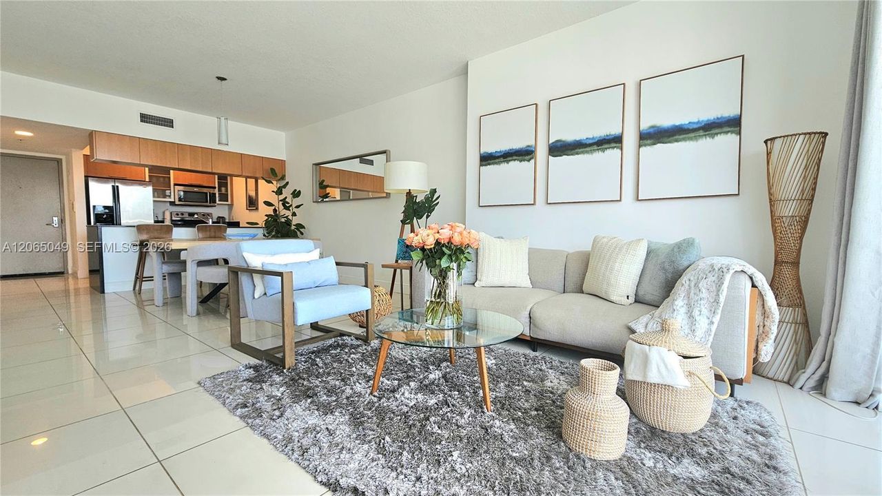 For Sale: $335,000 (1 beds, 1 baths, 821 Square Feet)