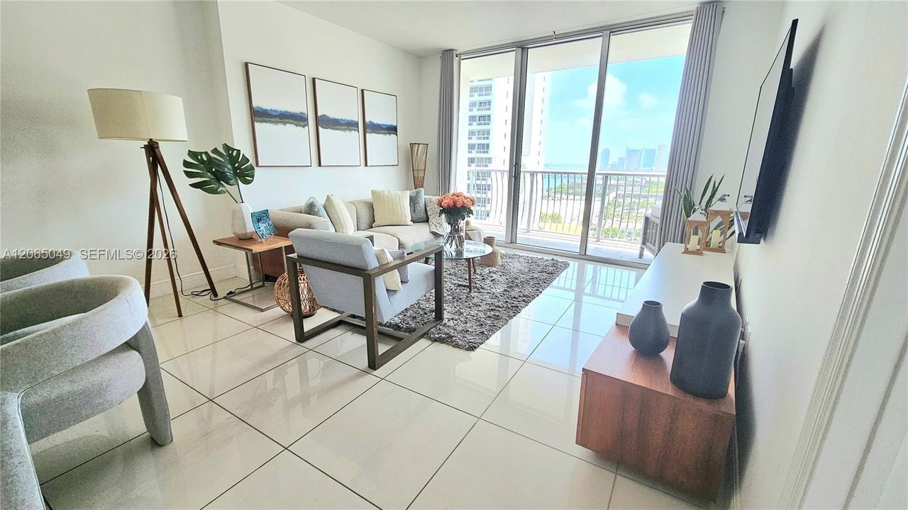 For Sale: $335,000 (1 beds, 1 baths, 821 Square Feet)