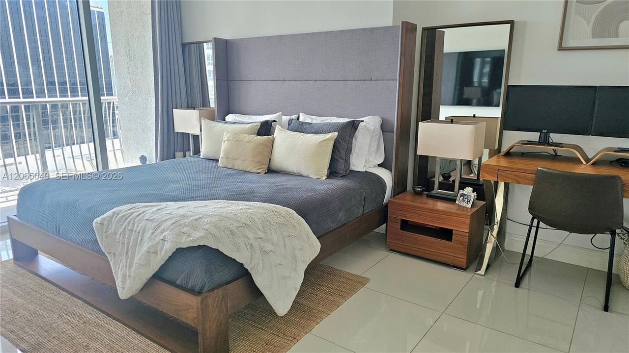 For Sale: $335,000 (1 beds, 1 baths, 821 Square Feet)