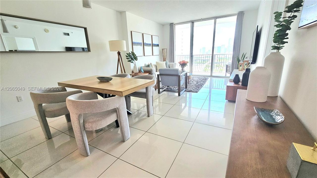 For Sale: $335,000 (1 beds, 1 baths, 821 Square Feet)