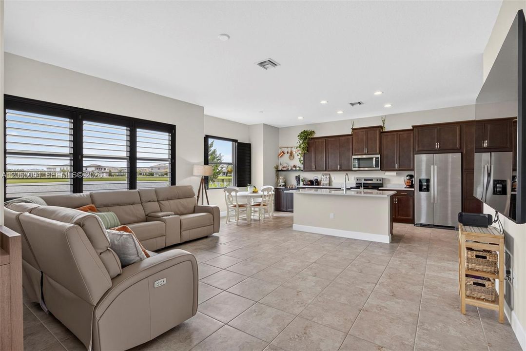 For Sale: $720,000 (3 beds, 2 baths, 2579 Square Feet)