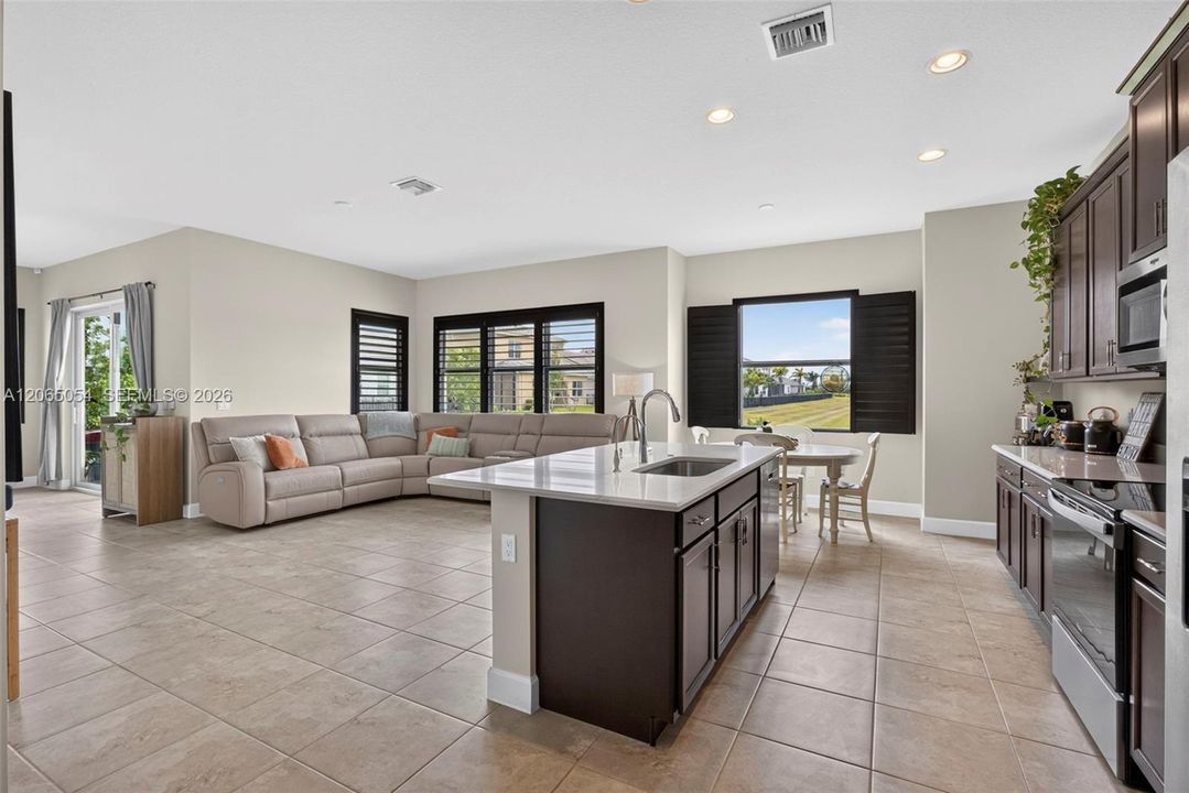 For Sale: $720,000 (3 beds, 2 baths, 2579 Square Feet)