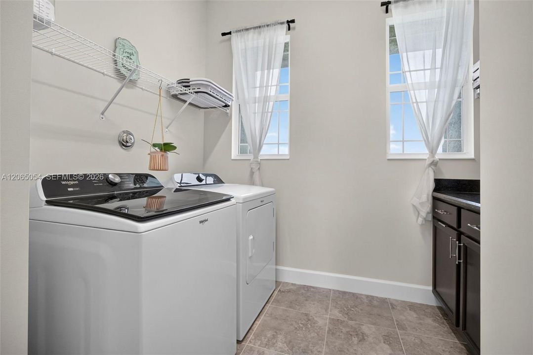 For Sale: $720,000 (3 beds, 2 baths, 2579 Square Feet)