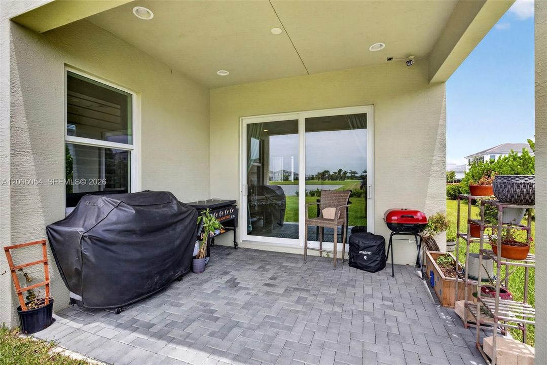 For Sale: $720,000 (3 beds, 2 baths, 2579 Square Feet)