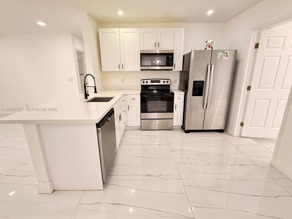 Activo con contrato: $2,850 (4 camas, 2 baños, 5078 Pies cuadrados)