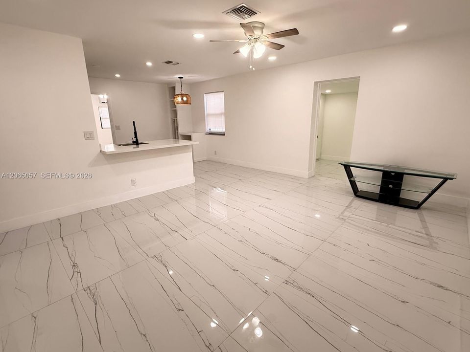 Activo con contrato: $2,850 (4 camas, 2 baños, 5078 Pies cuadrados)