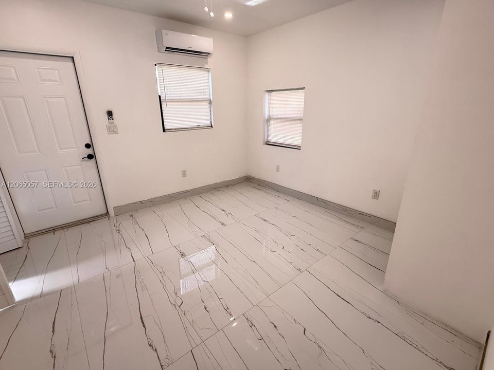 Activo con contrato: $2,850 (4 camas, 2 baños, 5078 Pies cuadrados)