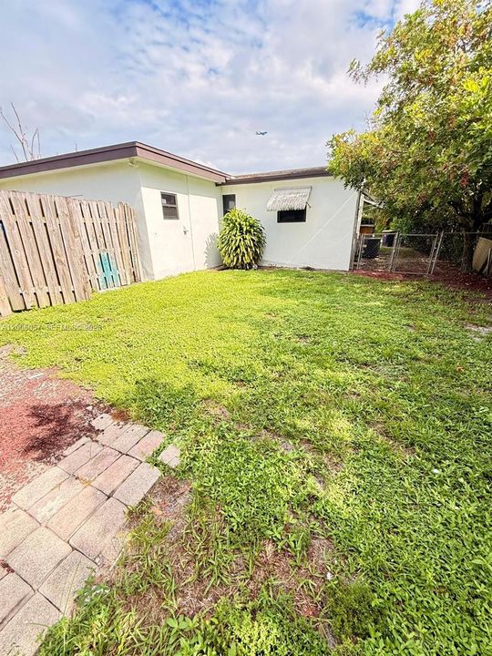 Activo con contrato: $2,850 (4 camas, 2 baños, 5078 Pies cuadrados)