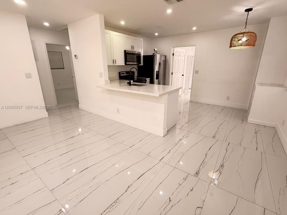 Activo con contrato: $2,850 (4 camas, 2 baños, 5078 Pies cuadrados)