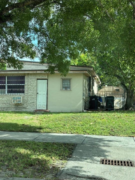 For Sale: $775,000 (5 beds, 2 baths, 1525 Square Feet)