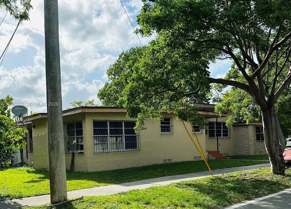 For Sale: $775,000 (5 beds, 2 baths, 1525 Square Feet)