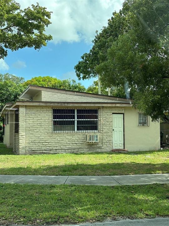 For Sale: $775,000 (5 beds, 2 baths, 1525 Square Feet)