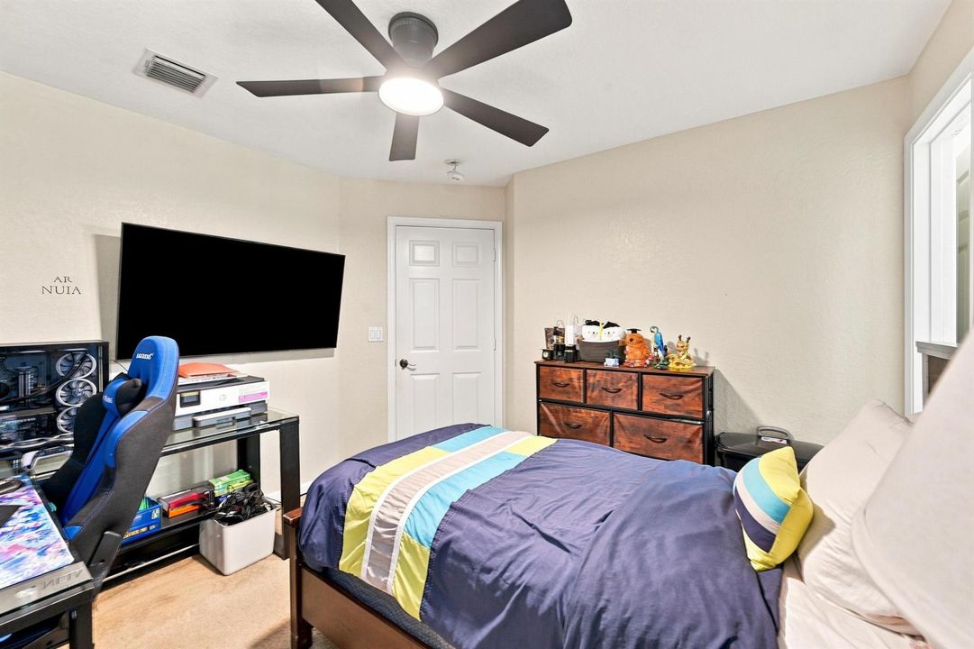 21_bedroom