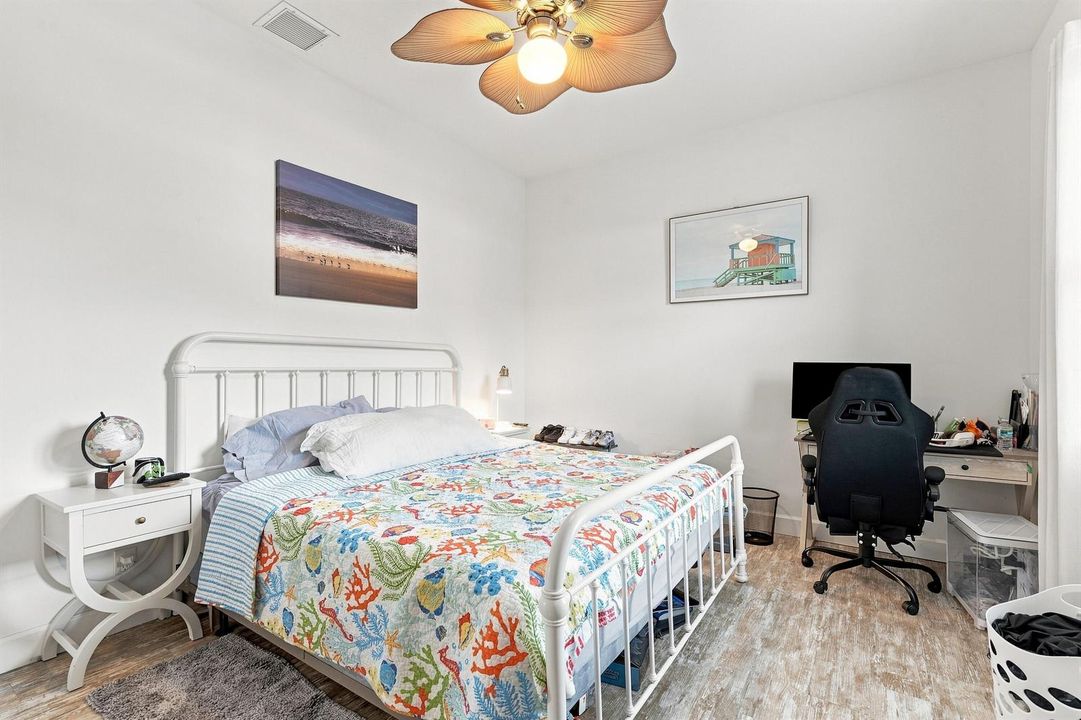 23_bedroom
