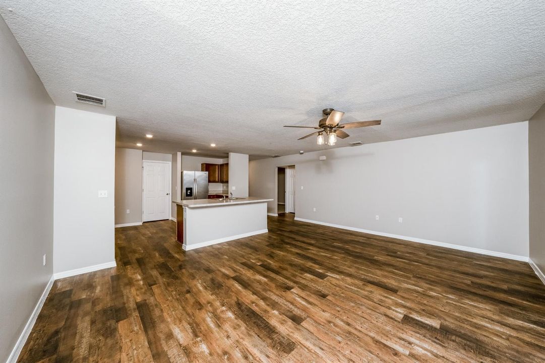 002-photo-living-room-15611950