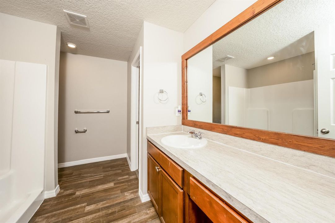 008-photo-main-bathroom-15611949