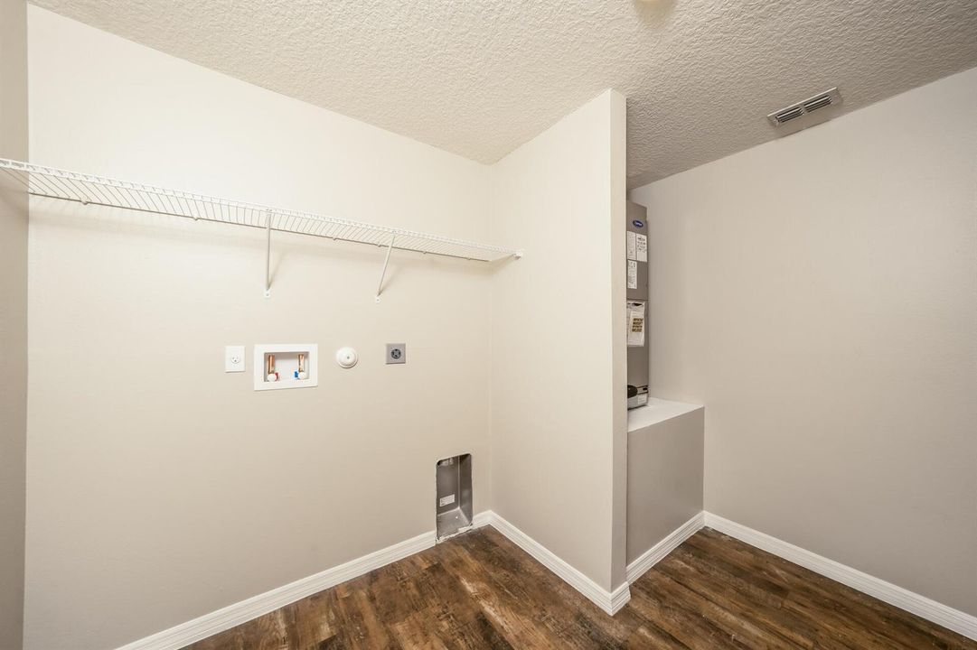 013-photo-laundry-room-15611957