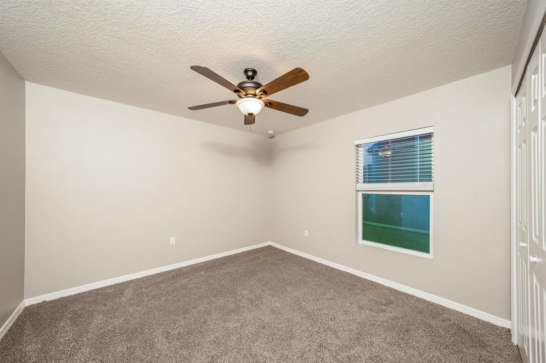 010-photo-bedroom-15611958