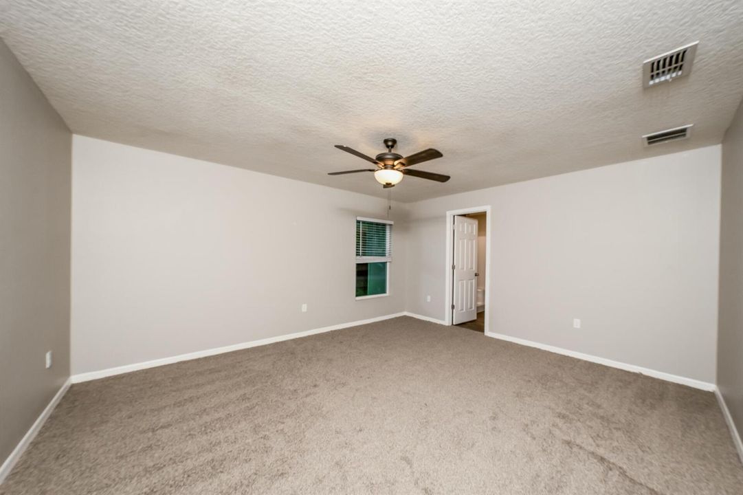 007-photo-main-bedroom-15611956
