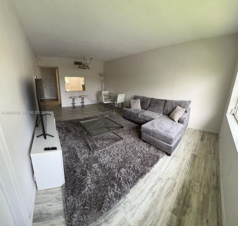 Activo con contrato: $1,650 (1 camas, 1 baños, 800 Pies cuadrados)