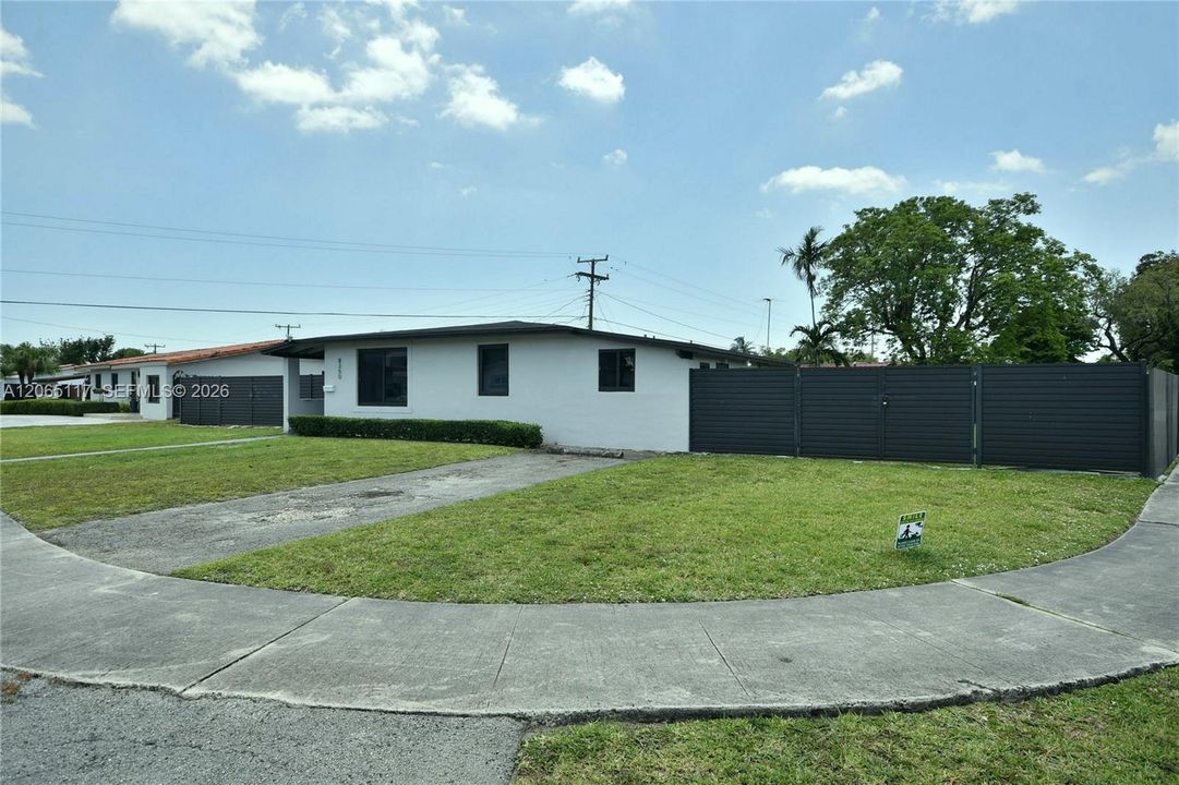 Active With Contract: $650,000 (3 beds, 2 baths, 1496 Square Feet)