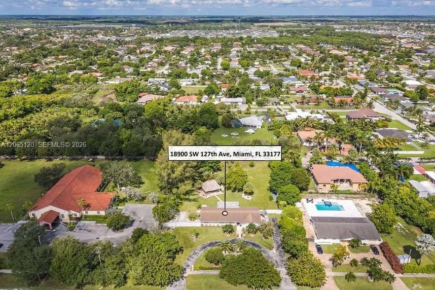 En Venta: $1,600,000 (5 camas, 3 baños, 2185 Pies cuadrados)