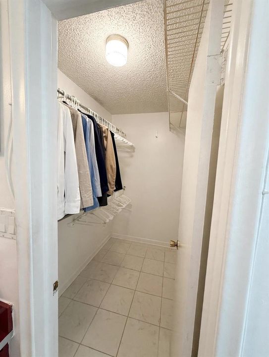 minimalist_closet_listing