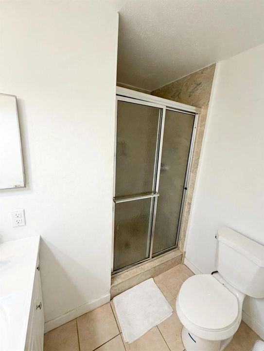 bright_clean_bathroom