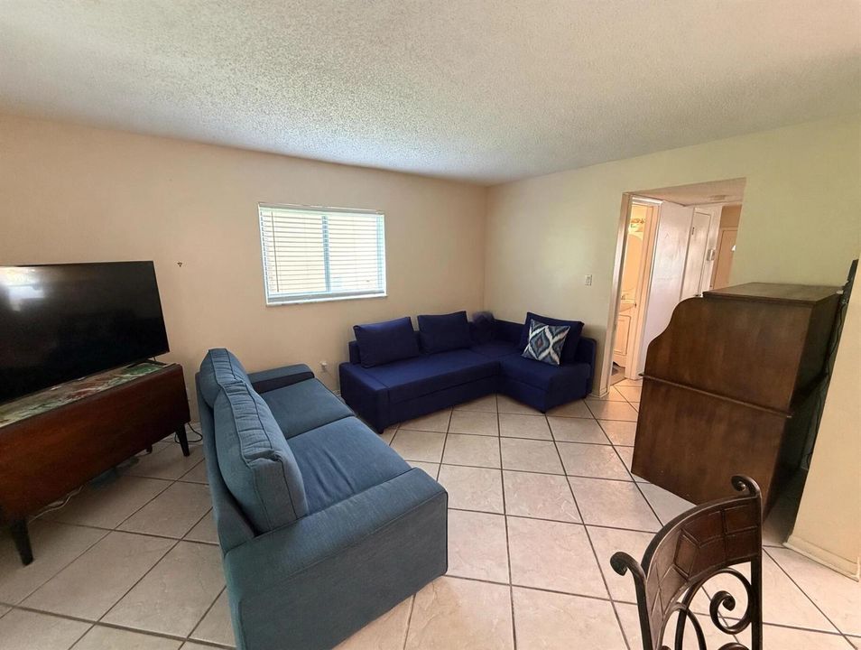 clean_real_estate_living_room