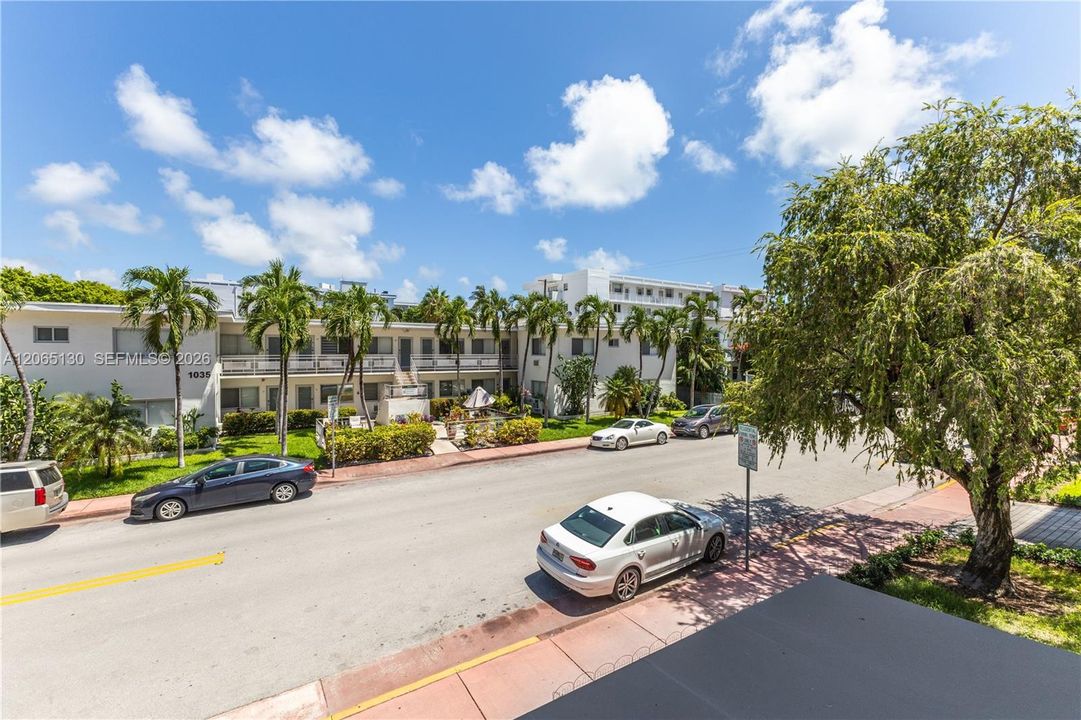 Active With Contract: $2,200 (1 beds, 1 baths, 743 Square Feet)