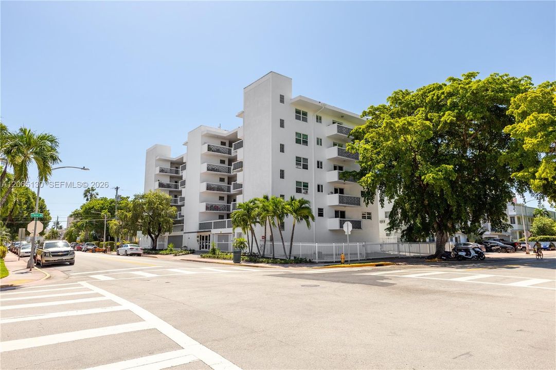 Active With Contract: $2,200 (1 beds, 1 baths, 743 Square Feet)