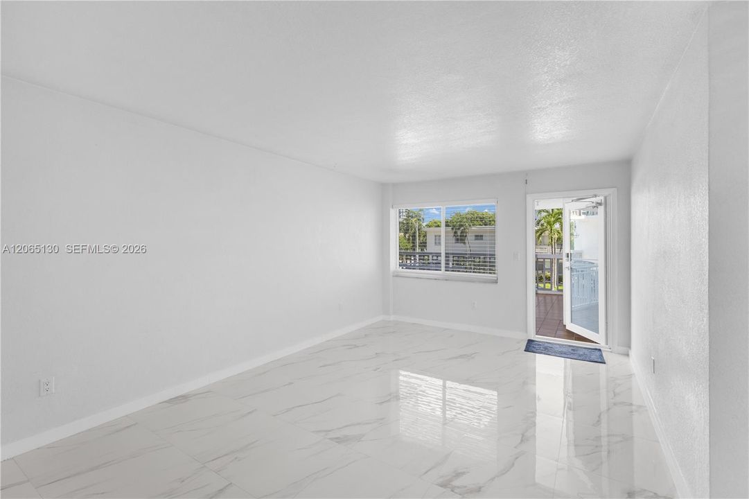 Active With Contract: $2,200 (1 beds, 1 baths, 743 Square Feet)