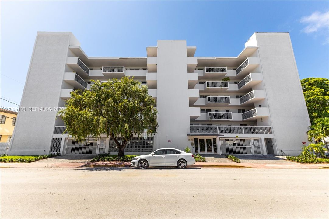 Active With Contract: $2,200 (1 beds, 1 baths, 743 Square Feet)