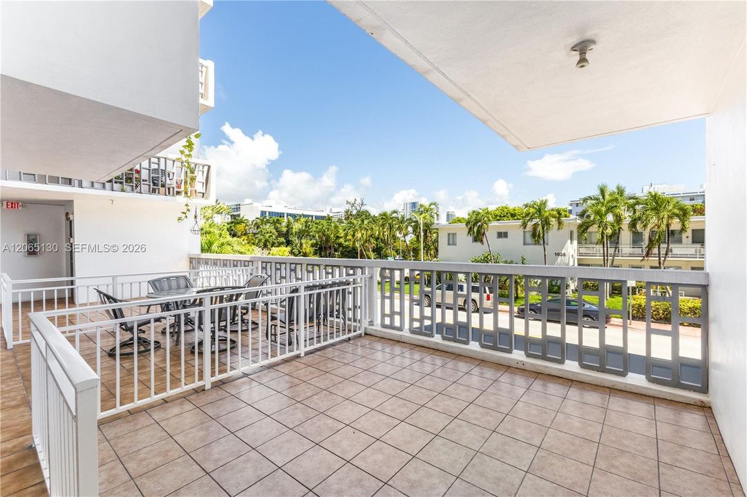 Active With Contract: $2,200 (1 beds, 1 baths, 743 Square Feet)