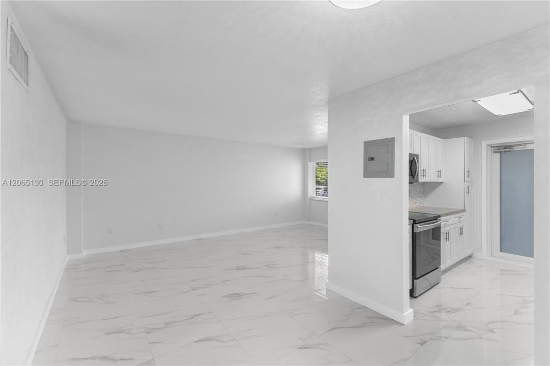Active With Contract: $2,200 (1 beds, 1 baths, 743 Square Feet)