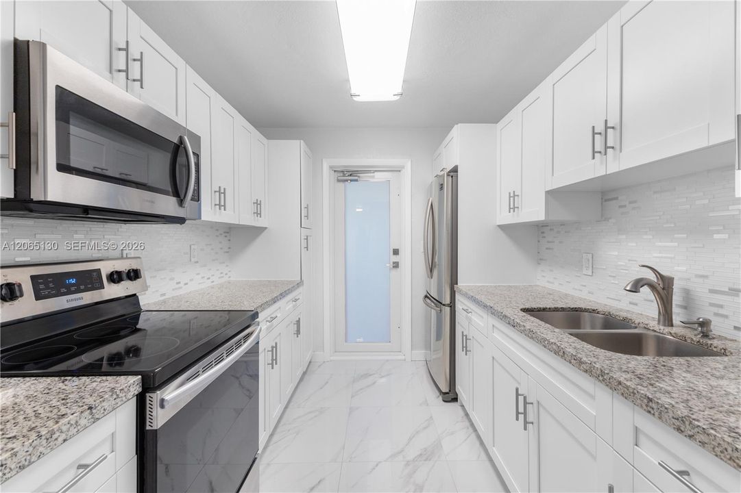 Active With Contract: $2,200 (1 beds, 1 baths, 743 Square Feet)